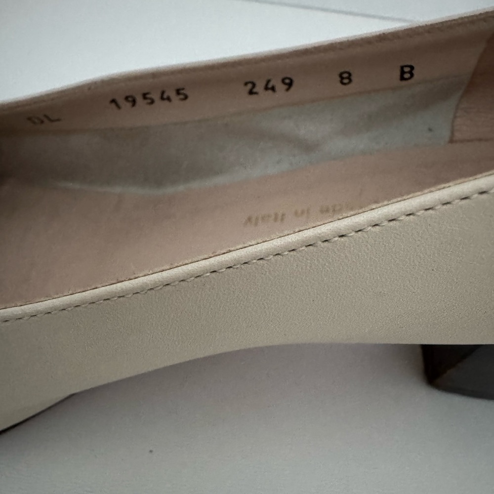 Salvatore Ferragamo Boutique Made in Italy Cream Heeled Loafers Size 8 - Picture 10 of 16